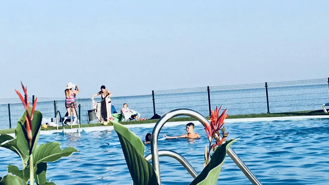 Mi Capricho 170 Beachfront Apartment Sitio de Calahonda