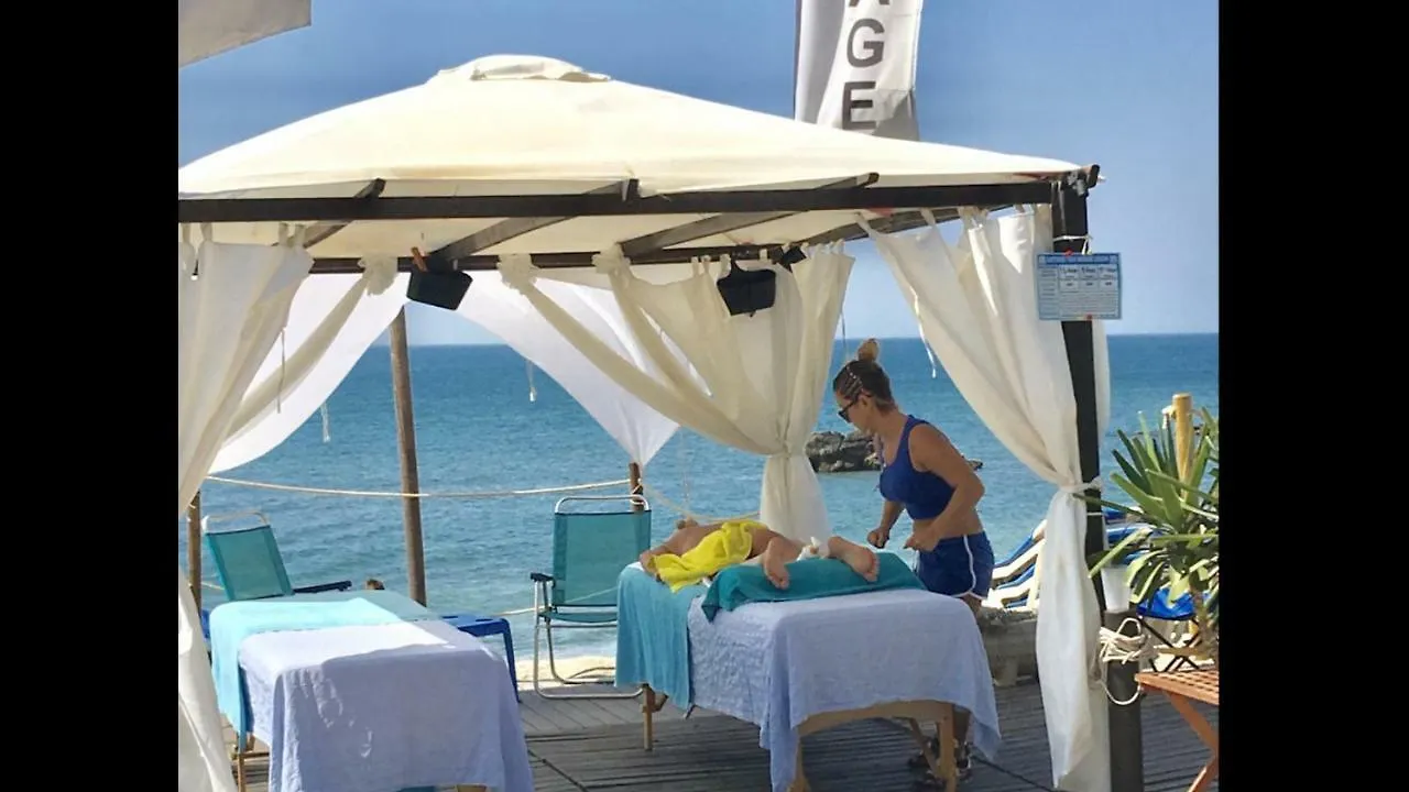 Mi Capricho 170 Beachfront Apartment Sitio de Calahonda